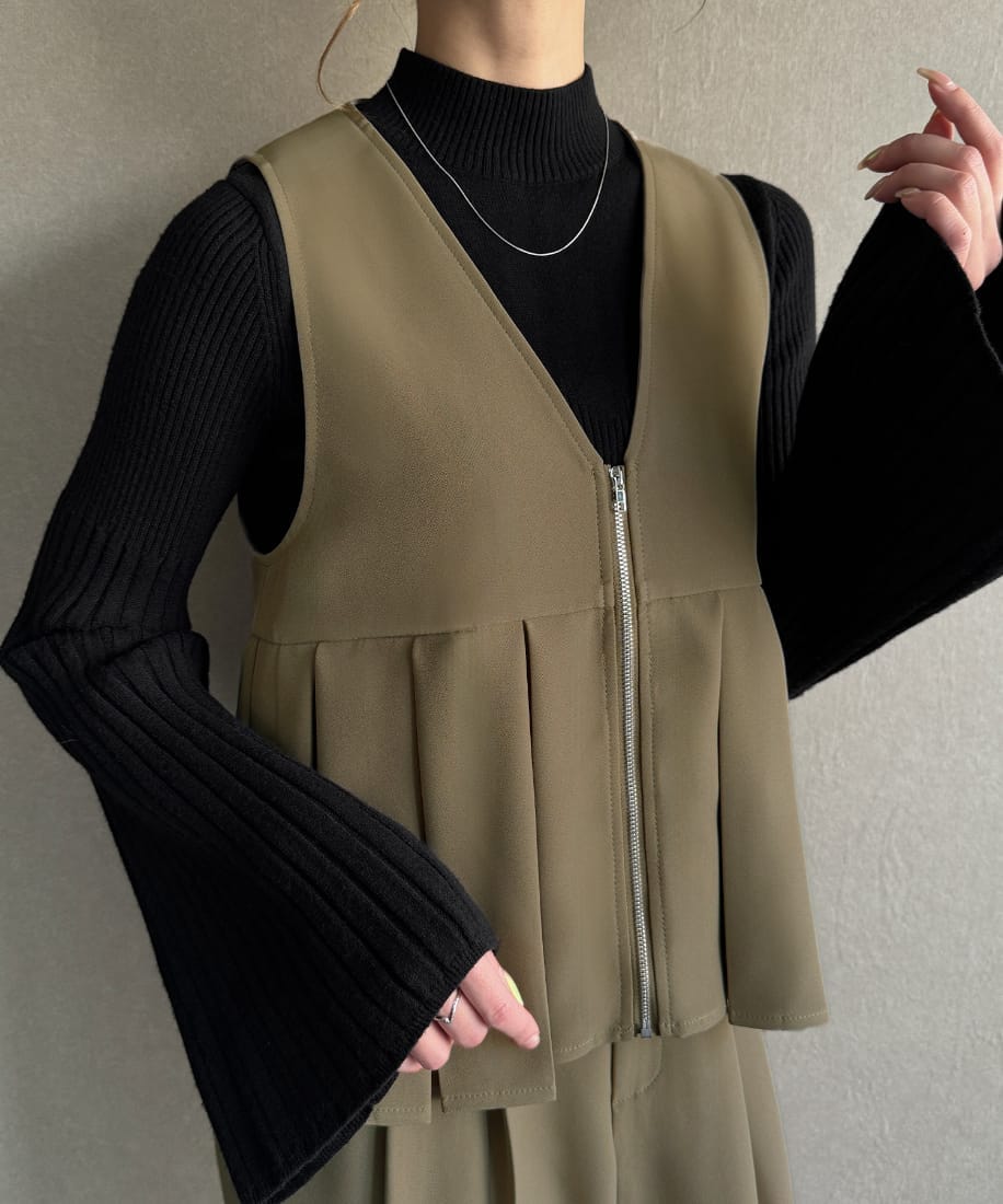 フロントジッププリーツペプラムジレ＋タックワイドパンツ