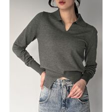 ジュノア(JUNOAH)のセンタースリット襟付きニットプルオーバー