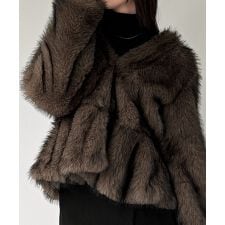 ジュノア(JUNOAH)のペプラムフェイクファーショートコート