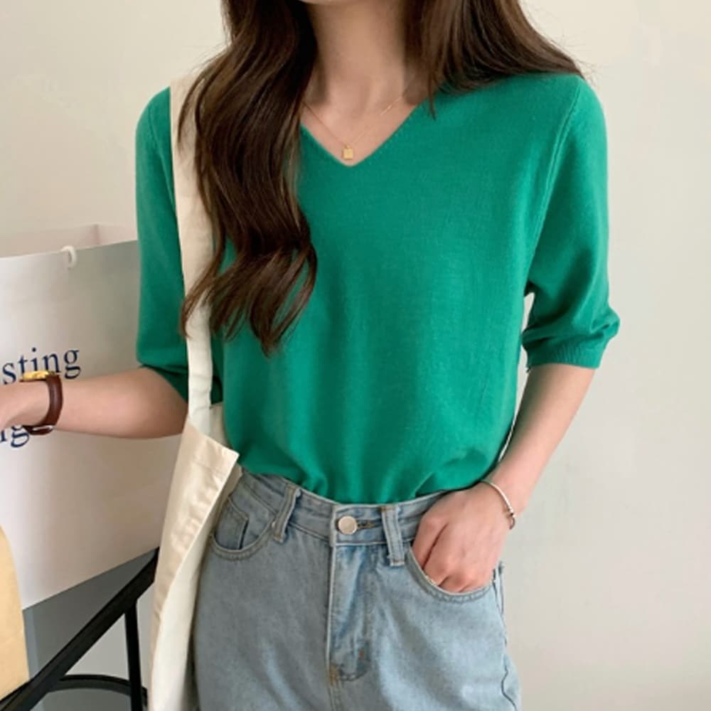 Vネック薄手ニット