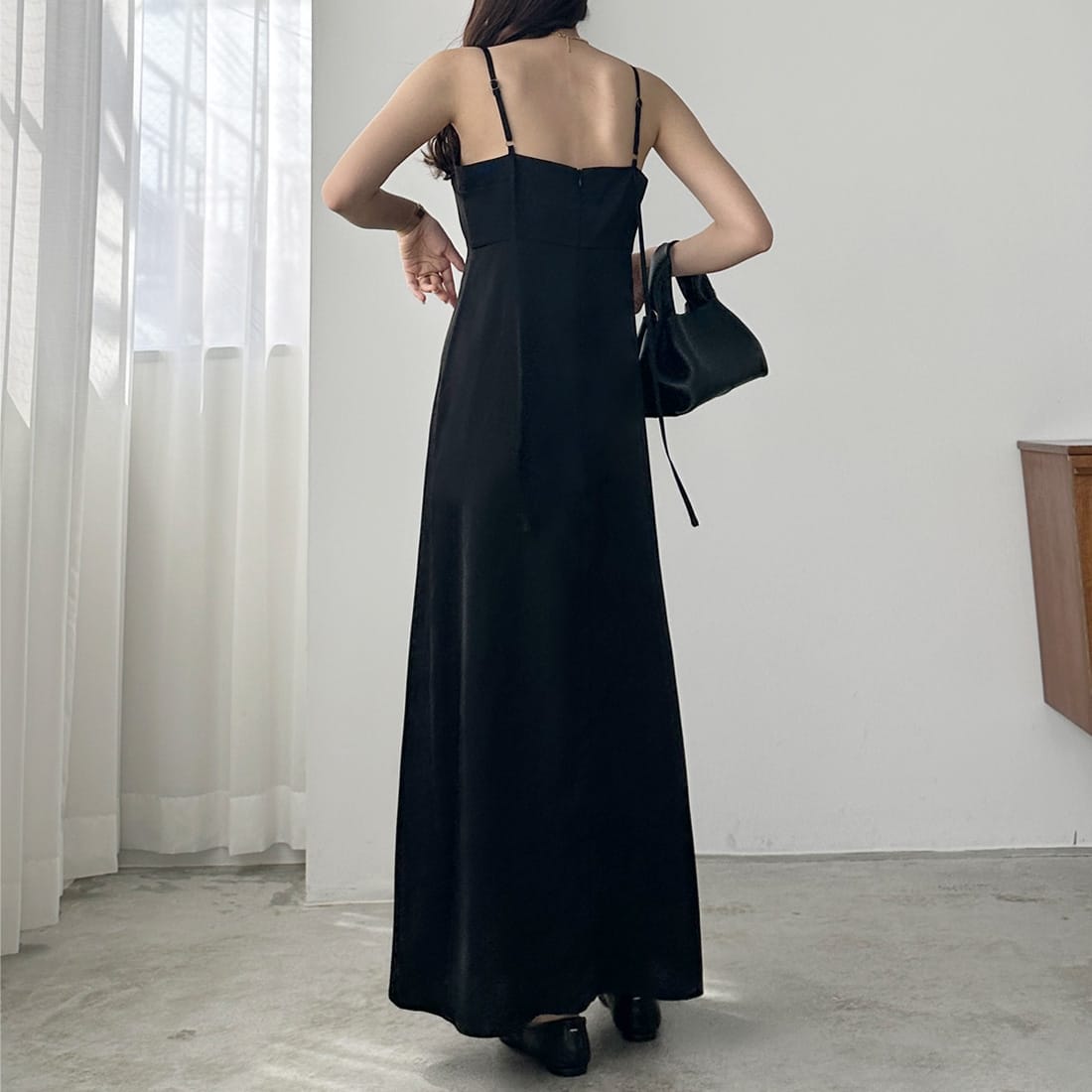 Louere バックストラップデザインサテンキャミワンピース