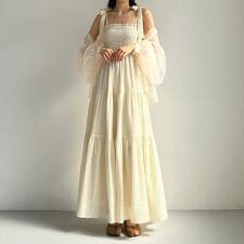 Louere　【肩リボン取り外し可能】シャーリングティアードキャミワンピース【ペチスカートセット】