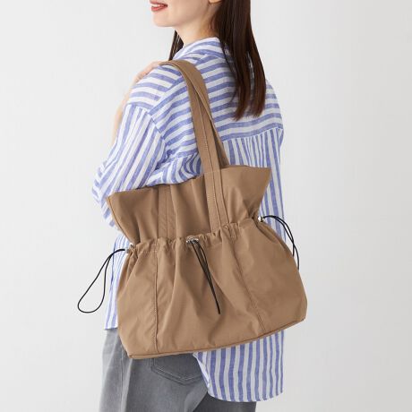 [^ԁF220000007]25AWD]̃obOɁAVFi`ƃO[oIMU[fUC|Cg̃iCg[gobOBA4TCY܂AOEɂꂼ3|PbgtĂ̂ŁAו̐₷Agɕ֗łB|₷̒ŁAʋ΂₨oȂǂɂ҂łBǂȃR[fBl[gɂ킹₷x[VbNJ[ɁAN炵MU[fUCvXĂ܂Bpƃgh˔AACełB̐i͖C␅GɂAF̐Sz܂BJVł̂gp┖F̈ߗނ𒅗p̍ۂɂ͓ɂӂB܂AԔGꂽԂő̕Ədˍ킹ȂłBiɃ}OlbgzbNgpĂꍇAJ[hޓߕt܂ƁACʂgps\ɂȂ鋰ꂪ܂B[ӂBvgpĂꍇȂfނƖĂƐFFڍs\܂̂łӂB̐i͗Ռ̍ۂ̓e̕ی͂ł܂Bej₷⒘dA܂͉sȕ̏ꍇ́Aʏ̎gp̏ꍇłij鋰ꂪ܂̂łӂBipׂɁAAeV^OKmF̏Ap͂舵Bi̐F́AB̏ڍ׉摜QƂB摜̏i̓TvłBۂ̏iƎdlAHATCY኱قȂꍇ܂B̏i̓AEgbg̃IWi[xiłBSHIPS OUTLETeXAECTCgł̎舵ƂȂ܂BX܂ւ⍇̍ۂ́ASSHIPS OUTLETeX܂ł肢܂B̑SHIPSeX܂ւ̂񂹑Ή͒v˂܂̂ŁA\߂̒肢܂BSHIPS ColorsSHIPS̃RZvguSTYLISH STANDARDṽtB^[ʂāAJWArWlX܂ł̃ACe[YiuȃvCXō\IWi[xłBYAEBYALbYCibvAOUTLETeX܁AECTCg𒆐SɓWJBlXȃCtX^CɊYA炵\łg[^ACeĂ܂B