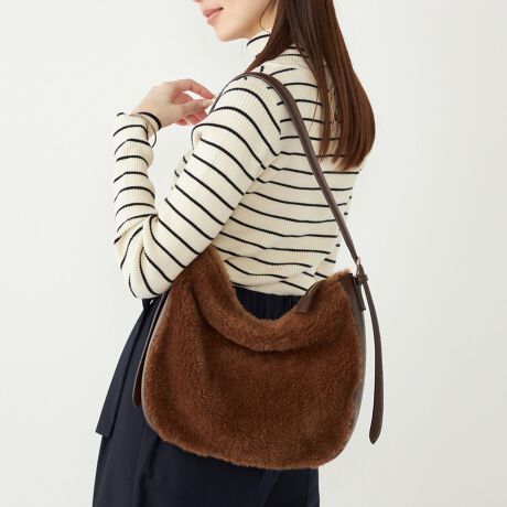 [^ԁF220070009]25AWV[Y[h߂Ă{AobOB-fUC-{Afނڂ䂭V_[obOB}`tŁAɂ͗TChɃ|PbgĂ̂ŁA[͂QBV_[͒łA|͂΂ߊ|\łBX^Cɍ킹ăAWĂ܂B-f-ӂӂŎG̗ǂ{AfނgpBňCɏH~̃[h߂ĂACełB-R[fBl[g-݊̂ŁAVvȃfjX^C⃏s[XƂ̑S[hJ[̋⍇Ƃ̃RrfUCiAꂢ߂ȃX^COɂ킹Ă܂BtFCNt@[͖Cɂт邱Ƃ܂B܂AMɎア̂ŃAC΋CȂǂɋ߂ÂȂłBvgpĂꍇȂfނƖĂƐFڍs\܂̂łӂB܂AGꂽԂő̕Əd˂ĒuȂłBiɃ}OlbgzbNgpĂꍇAJ[hނ߂Â܂ƁACʂgps\ɂȂ邨ꂪ܂B\ɂӂB̐i͗Ռ̍ۂ̓e̕ی͂ł܂Bej₷⒘dA܂͉sȕ̏ꍇ͒ʏ̎gp̏ꍇłij鋰ꂪ܂̂łӂB̐i͖C␅GɂAF̐Sz܂BJVł̂gp┖F̈ߗނ𒅗p̍ۂɂ͓ɂӂB܂AԔGꂽԂő̕Ədˍ킹ȂłBipׂɁAAeV^OKmF̏Ap͂舵B摜̏i̓TvłBۂ̏iƎdlAHATCY኱قȂꍇ܂B̏i̓AEgbg̃IWi[xiłBSHIPS OUTLETeXAECTCgł̎舵ƂȂ܂BX܂ւ⍇̍ۂ́ASSHIPS OUTLETeX܂ł肢܂B̑SHIPSeX܂ւ̂񂹑Ή͒v˂܂̂ŁA\߂̒肢܂BSHIPS ColorsSHIPS̃RZvguSTYLISH STANDARDṽtB^[ʂāAJWArWlX܂ł̃ACe[YiuȃvCXō\IWi[xłBYAEBYALbYCibvAOUTLETeX܁AECTCg𒆐SɓWJBlXȃCtX^CɊYA炵\łg[^ACeĂ܂B