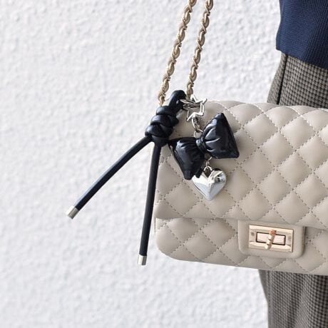 [^ԁF229600005]25AWGڃACẽ{`[B{`[t̃obO`[́A邾ōN炵͋CoĂ܂B悢{[ŁAobOɂĂƃR[fBl[g̃|CgɁB`[͎O\Ȃ̂ŁA莝̃ACevXAAWy݂܂BipׂɁAAeV^OKmF̏Ap͂舵Bi̐F́AB̏ڍ׉摜QƂB̏i̓AEgbg̃IWi[xiłBSHIPS OUTLETeXAECTCgł̎舵ƂȂ܂BX܂ւ⍇̍ۂ́ASSHIPS OUTLETeX܂ł肢܂B̑SHIPSeX܂ւ̂񂹑Ή͒v˂܂̂ŁA\߂̒肢܂BSHIPS ColorsSHIPS̃RZvguSTYLISH STANDARDṽtB^[ʂāAJWArWlX܂ł̃ACe[YiuȃvCXō\IWi[xłBYAEBYALbYCibvAOUTLETeX܁AECTCg𒆐SɓWJBlXȃCtX^CɊYA炵\łg[^ACeĂ܂