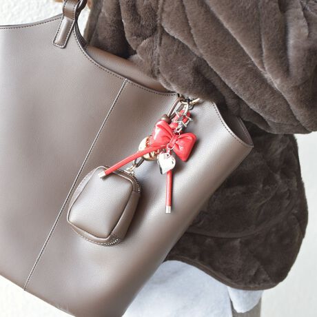 [^ԁF229600005]25AWGڃACẽ{`[B{`[t̃obO`[́A邾ōN炵͋CoĂ܂B悢{[ŁAobOɂĂƃR[fBl[g̃|CgɁB`[͎O\Ȃ̂ŁA莝̃ACevXAAWy݂܂BipׂɁAAeV^OKmF̏Ap͂舵Bi̐F́AB̏ڍ׉摜QƂB̏i̓AEgbg̃IWi[xiłBSHIPS OUTLETeXAECTCgł̎舵ƂȂ܂BX܂ւ⍇̍ۂ́ASSHIPS OUTLETeX܂ł肢܂B̑SHIPSeX܂ւ̂񂹑Ή͒v˂܂̂ŁA\߂̒肢܂BSHIPS ColorsSHIPS̃RZvguSTYLISH STANDARDṽtB^[ʂāAJWArWlX܂ł̃ACe[YiuȃvCXō\IWi[xłBYAEBYALbYCibvAOUTLETeX܁AECTCg𒆐SɓWJBlXȃCtX^CɊYA炵\łg[^ACeĂ܂