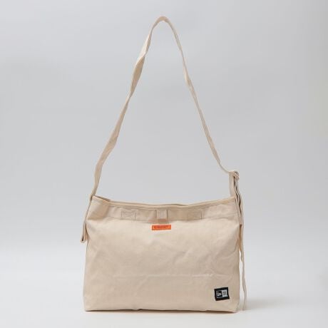 [^ԁF218400006]25AWUNIVERSAL OVERALLNEW ERÃR{[VV_[obOׁIx[VbNȃLoXfނ͌SAigɂ҂łBJ̓}WbNe[vŎ~߂邱ƂłAȒPɊJ\Bɂ}WbNe[vŊJł|Pbg1Ă܂BUNIVERSAL OVERALLNEW ERAꂼ̃SANZgɂȂĂ܂ByUNIVERSAL OVERALLzijo[TI[o[I[j1924NVJSɂĒaBݗ瑱A[NEFǍSƋ@\ǋV܃uhBʂ킬ƂAVvŒj炵bNXƁA[NEGAȂł͂̍iŃ[YiuȃvCX́B݂łAAJł͐ȂA[NEGAƂāÃ[J[ɎxĂByNEW ERAzij[Gj1920NɃGnhENbNAJEj[[NBobt@[őnƁBMLB(W[[OEx[X{[)B̌IpLbvTvC[łAXg[gt@bVɌȂuhBݗ͐amJWALbvA̎vȃCibvłB̊TO߂ēoꂵAMIɎ󂯓n߂ォAuj[Gv̏i͑̃[U[ɎxĂ܂B̐iɎgpĂfނ̓A̒EFڐ͔܂BCɎア߁AGꂽ܂܂ő̂̂Ədˍ킹AԒpAgpۂ͂ӉBJŔGꂽۂ͌`𐮂ĂAĉBipׂɁAAeV^OKmF̏Ap͂舵B̏i̓AEgbg̃IWi[xiłBSHIPS OUTLETeXAECTCgł̎舵ƂȂ܂BX܂ւ⍇̍ۂ́ASSHIPS OUTLETeX܂ł肢܂B̑SHIPSeX܂ւ̂񂹑Ή͒v˂܂̂ŁA\߂̒肢܂BSHIPS ColorsSHIPS̃RZvguSTYLISH STANDARDṽtB^[ʂāAJWArWlX܂ł̃ACe[YiuȃvCXō\IWi[xłBYAEBYALbYCibvAOUTLETeX܁AECTCg𒆐SɓWJBlXȃCtX^CɊYA炵\łg[^ACeĂ܂B