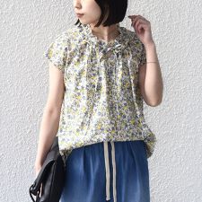 《予約》SHIPS Colors:〈手洗い可能〉フルーツ プリント フリルネック ブラウス◆