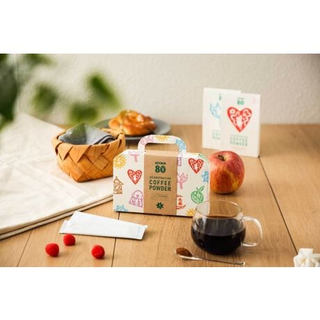 [^:MO-040][~ 80NkɂȂݐ[At[cR[q[C[WMOOMIN  TABLEA[~̐a80NLO菤ioBɓoꂷk̉ʎuhIWiR[q[y݂B񂲃R[q[Ɩ؂R[q[̃A\[g{bNX́A[~₵K邨ql̃gNP[XC[WAJtł킢pbP[WłBR[q[ݔׂA[~Dȕւ̃v[gƂĂ߂łBy񂲃R[q[zC[Wx[X̓G`IsAƃuW̃uhBł݂芴R[q[ɂȂĂ܂BR[q[ɍ킹Ă񂲂͊Ân񂲂C[WAR[q[݂̋Ƃ񂲂̊Ẫ݂oXɂ܂By؂R[q[zC[Wx[X̃R[q[́A؂̎_ƍ悤ɃG`IsACɎgpĂ܂Bu₩łȂ݂oX̎ꂽ킢łBݕyHOTz1.XeBbN1{2.80`85̂140ml𒍂3.ƍyICEz1.XeBbN1{2.70ml𒍂3.ƍ4.X70gyMOOMIN & TABLE([~  e[u)ɂāzC[Wgkɏoe[uhe[}ɁA[~˂̒nłtBh͂߂Ƃkň܂ĂHA{ɏZގ̓ʂĊyޑ̌͂V[YłB