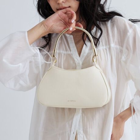 [^ԁF68802022]yLE VERNIS^ExjzsIŎRȃX^Cl̏ɌāAACfeBeB̂l̏ɌāAtŃtF~jȃ~bNXX^CāBwRoughxwFemininexwUtilityx3̃L[[hɁAJWAłȂ珗炵YȂfBeB[AIIt킸gȂ@\fނɂǋyBN[Ȉۂ̃^p[cɃeNX`[̂GiCNȃU[fނgݍ킹ACeBnh̕tɂiXJdlɂȂĂ̂ŁAOă`F[V_[ɕtւĂg܂BydlzE|PbgF~1Ɩ̊֌WɂAۂFČꍇ܂B܂Ap\REX}[gtHȂǂ̊ɂA኱iƉ摜̃J[قȂꍇ܂Bd:455g(TvTCY)