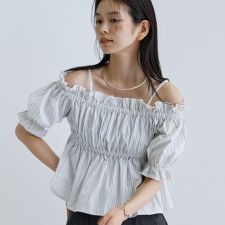 ギャレスト(GALLEST)の【一部店舗限定】オフショルシャーリングブラウス