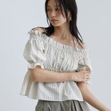 ギャレスト(GALLEST)の【一部店舗限定】オフショルシャーリングブラウス