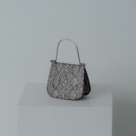 [^ԁF68804020]Design PointȐ`^nhۓIȃfUCobOB{̂ɂ͌ƋNъ̂xxbgfނƗF̃pC\gpANVJŃ_ȕ͋CɁB^nhtbvɓ|΃~jNb`ƂĂgƂłAfC[IP[WV[܂ŕL􂵂܂BE茳Ɏ܂TCỸ~jobOÊ郁^nh|CgEV[Y[hɂ҂ȃNVJfށE΂ߊ|ł`F[V_[tEJ }Olbg{^dlEɃ|PbgtE420gyLE VERNIS^ExjzsIŎRȃX^CAl̏ɌāAACfeBeB̂l̏ɌătŃtF~jȃ~bNXX^CāBuRoughvuFemininevuUtilityv3̃L[[hɁAJWAłȂ珗炵YȂfBeB[AIIt킸gȂ@\fނɂǋyBƖ̊֌WɂAۂFČꍇ܂B܂Ap\REX}[gtHȂǂ̊ɂA኱iƉ摜̃J[قȂꍇ܂Bd:435g(TvTCY)