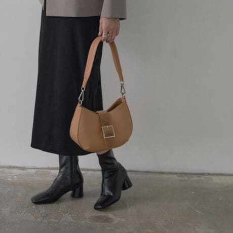 [^ԁF52304004]Design Pointj[NȃVGbgƃX^CbVȃobÑobOBVvȂIȃfUCŁA߂̃nhƃV_[xg2ނtւ邱ƂłAX^COɍ킹ĈۂςACeBǂȃR[fBl[gɂANZgobOłBStyling PointJWAȃX^CItBXJWA܂ŕLBWPbghXƍ킹邱ƂŁAꂽۂ^܂Bς邱ƂŁAV[ɉX^Cy߂̂|CgBƖ̊֌WɂAۂFČꍇ܂B܂Ap\REX}[gtHȂǂ̊ɂA኱iƉ摜̃J[قȂꍇ܂Bd:460g(TvTCY)