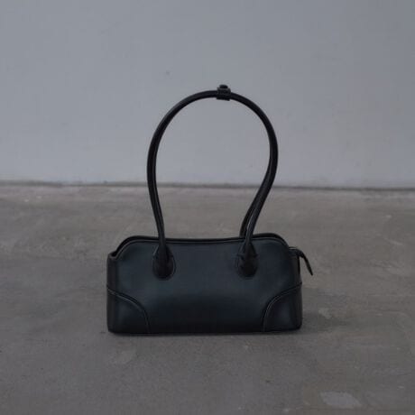 [^ԁF52304003]Design PointVvŐꂽtH̃V_[obOB߂̎̋ȐD낳oAǂȃX^Cɂ}b`܂BTCh̃plfUCANZgƂȂAVvȂ݊ACełBStyling PointfC[[XʂȃV[܂ŕLBVvȃhXJWAȃR[fBl[gɍ킹邱ƂŁAX^CĂ܂BƖ̊֌WɂAۂFČꍇ܂B܂Ap\REX}[gtHȂǂ̊ɂA኱iƉ摜̃J[قȂꍇ܂Bd:465g(TvTCY)