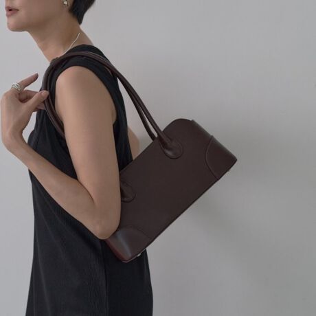 [^ԁF52304003]Design PointVvŐꂽtH̃V_[obOB߂̎̋ȐD낳oAǂȃX^Cɂ}b`܂BTCh̃plfUCANZgƂȂAVvȂ݊ACełBStyling PointfC[[XʂȃV[܂ŕLBVvȃhXJWAȃR[fBl[gɍ킹邱ƂŁAX^CĂ܂BƖ̊֌WɂAۂFČꍇ܂B܂Ap\REX}[gtHȂǂ̊ɂA኱iƉ摜̃J[قȂꍇ܂Bd:465g(TvTCY)