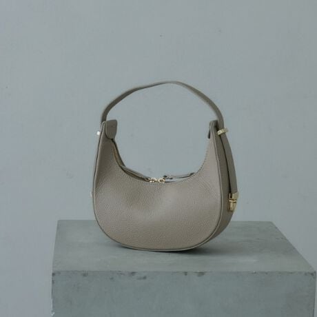 [^ԁF68804059]yMILLELA FIRENZE^~bEtBcFzngXJ[iB̗ǎȑfނƎƂɂAC^AEtBcF̃obOuhBghƋ@\˔AVvVѐSfUCŁAׂĂ̏̃CtX^CɊYACeĂ܂BDesign PointꂽtH̃obÓA_炩ȋȐBS[h̋ANZgƂȂAVvȂ݊fUCłBStyling PointJWAȃfC[X^CAItBXX^C܂ŕLB肪Z߂ŁA|ł莝łg֗͂łBydlzE|PbgF~1Ɩ̊֌WɂAۂFČꍇ܂B܂Ap\REX}[gtHȂǂ̊ɂA኱iƉ摜̃J[قȂꍇ܂Bd:380g(TvTCY)