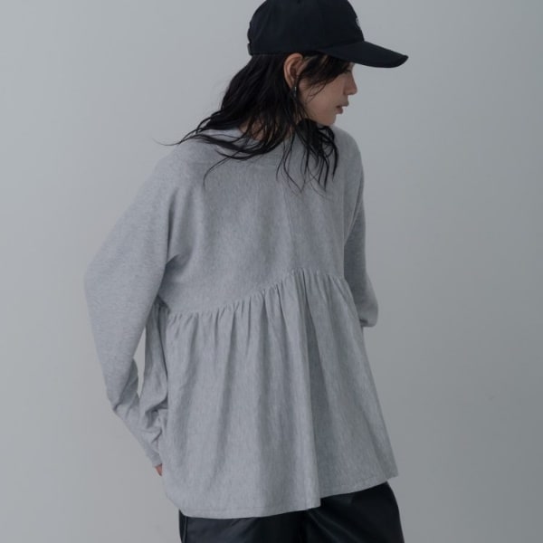 ペプラムハイネックニット