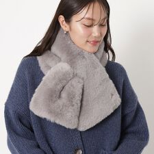 ポールアンドジョーアクセソワ(PAUL & JOE ACCESSOIRES)のフェイクファーマフラー 20×100cm 無地 ロゴチャーム付き