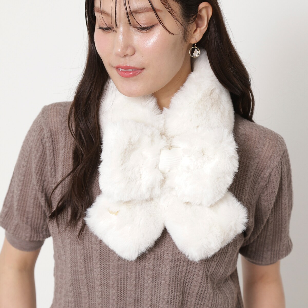 ポン付きフェイクファーマフラー 15×85cm ロゴチャーム付き