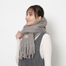 フルラ(FURLA)の【WEB限定 インド製】本革ネーム付き ウール混シャギーマフラー 40×190cm 無地 ロゴ