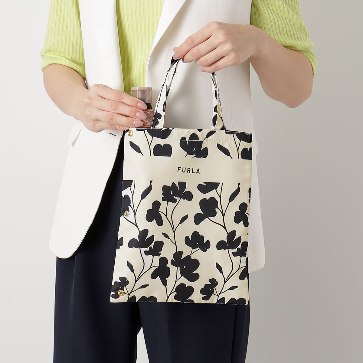 【印象的】FURLAフルラ 折りたたみ傘 カメリア 白黒 FURLA 【フルラ】フルラ 雨傘 折りたたみ傘 コンパクト カメリア