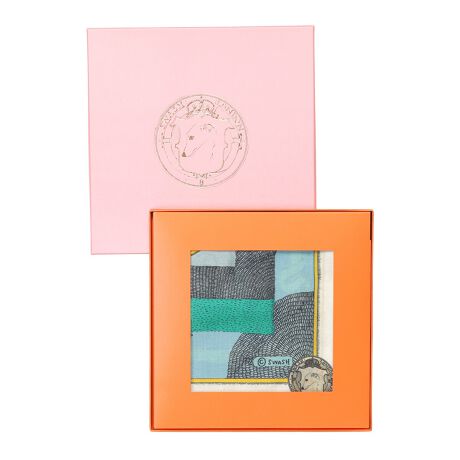 [^:2411651026]Abstract AmusementR̒fГIȋLƃJtȐFʂ̔e[}ɂĂ܂BJZ~{^AöűP𑨂AۓIȊy\B҂ɗlXȊLĂыÑfUĆAʂA[gs[X̂悤ȑ݂łB_ȊGv킹vgXJ[tB₷A炩ȕ͓IB傫ȂTCYŁAAW͂QłBV[YXŊ􂷂ACéAv[gɂIXXByRecollectionsivojz2025NtăRNV́Avo⊴oCXpCAꂽʂȃCibvłBLN₩ȊofUCɗƂ݁A邾ŐShԂ悤ȃXJ[t𑵂܂B□AG銴o܂ŁA̒łӂƂ݂uԂJtɕ\Ă܂Bꂼ̃XJ[tAȂ̎voƃNAVao܂ByXEHbVhiSWASH LONDONjz2004 NɃh̖ZgE}[`YŏoSarah Swash ƎRjɂĐݗꂽXJ[tuhBFʂ؂ɂnhh[COEnhyCgŁÃ[AƎR̃`[tx[XƂSӂ錶zIȗBꖳ̃fUĆA܂ŊGĂ邩̂悤Ȕ킹Ă܂BɔzCNWFbgvgŐ삵AEl̎DɂĎdグĂ܂Bt@bṼANZgƂȂA_Őꂽ{̃XJ[tĂ܂Bi͂܂AgpɊւ炸AKȉԂmFBY␶YߒAiTCYdʂɌ̍ꍇ܂B܂AuɂƂł̑̂߁Ǎ덷ꍇ܂̂łB