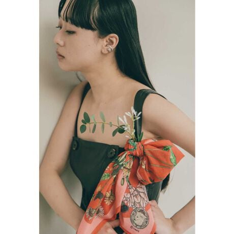 [^:2411651028]Flora HueR̐FʂƊo\fUCłB@ׂȉԁX⑐؂̃C[WLĂыNAR̒ɂ悤Ȉ炬^܂B@ׂkɕ`ꂽԁXۓIȃXJ[tBɗDA炩ȑfފłB⏬Ԃ̃TCYȂA݊ӂ؂₩ACeBACfBAŗlXȃAWy߂܂ByRecollectionsivojz2025NtăRNV́Avo⊴oCXpCAꂽʂȃCibvłBLN₩ȊofUCɗƂ݁A邾ŐShԂ悤ȃXJ[t𑵂܂B□AG銴o܂ŁA̒łӂƂ݂uԂJtɕ\Ă܂Bꂼ̃XJ[tAȂ̎voƃNAVao܂ByXEHbVhiSWASH LONDONjz2004 NɃh̖ZgE}[`YŏoSarah Swash ƎRjɂĐݗꂽXJ[tuhBFʂ؂ɂnhh[COEnhyCgŁÃ[AƎR̃`[tx[XƂSӂ錶zIȗBꖳ̃fUĆA܂ŊGĂ邩̂悤Ȕ킹Ă܂BɔzCNWFbgvgŐ삵AEl̎DɂĎdグĂ܂Bt@bṼANZgƂȂA_Őꂽ{̃XJ[tĂ܂Bi͂܂AgpɊւ炸AKȉԂmFBY␶YߒAiTCYdʂɌ̍ꍇ܂B܂AuɂƂł̑̂߁Ǎ덷ꍇ܂̂łB