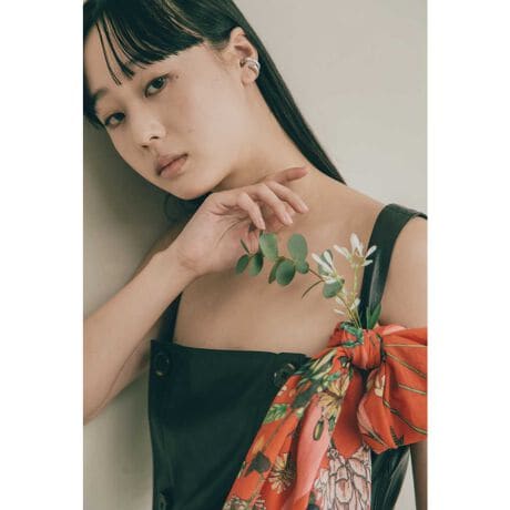 [^:2411651028]Flora HueR̐FʂƊo\fUCłB@ׂȉԁX⑐؂̃C[WLĂыNAR̒ɂ悤Ȉ炬^܂B@ׂkɕ`ꂽԁXۓIȃXJ[tBɗDA炩ȑfފłB⏬Ԃ̃TCYȂA݊ӂ؂₩ACeBACfBAŗlXȃAWy߂܂ByRecollectionsivojz2025NtăRNV́Avo⊴oCXpCAꂽʂȃCibvłBLN₩ȊofUCɗƂ݁A邾ŐShԂ悤ȃXJ[t𑵂܂B□AG銴o܂ŁA̒łӂƂ݂uԂJtɕ\Ă܂Bꂼ̃XJ[tAȂ̎voƃNAVao܂ByXEHbVhiSWASH LONDONjz2004 NɃh̖ZgE}[`YŏoSarah Swash ƎRjɂĐݗꂽXJ[tuhBFʂ؂ɂnhh[COEnhyCgŁÃ[AƎR̃`[tx[XƂSӂ錶zIȗBꖳ̃fUĆA܂ŊGĂ邩̂悤Ȕ킹Ă܂BɔzCNWFbgvgŐ삵AEl̎DɂĎdグĂ܂Bt@bṼANZgƂȂA_Őꂽ{̃XJ[tĂ܂Bi͂܂AgpɊւ炸AKȉԂmFBY␶YߒAiTCYdʂɌ̍ꍇ܂B܂AuɂƂł̑̂߁Ǎ덷ꍇ܂̂łB