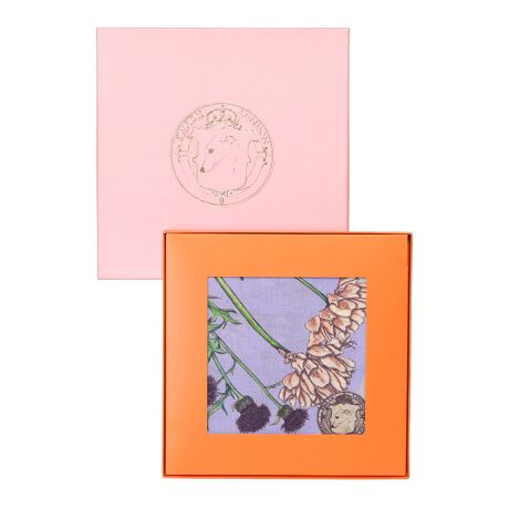 [^:2411651028]Flora HueR̐FʂƊo\fUCłB@ׂȉԁX⑐؂̃C[WLĂыNAR̒ɂ悤Ȉ炬^܂B@ׂkɕ`ꂽԁXۓIȃXJ[tBɗDA炩ȑfފłB⏬Ԃ̃TCYȂA݊ӂ؂₩ACeBACfBAŗlXȃAWy߂܂ByRecollectionsivojz2025NtăRNV́Avo⊴oCXpCAꂽʂȃCibvłBLN₩ȊofUCɗƂ݁A邾ŐShԂ悤ȃXJ[t𑵂܂B□AG銴o܂ŁA̒łӂƂ݂uԂJtɕ\Ă܂Bꂼ̃XJ[tAȂ̎voƃNAVao܂ByXEHbVhiSWASH LONDONjz2004 NɃh̖ZgE}[`YŏoSarah Swash ƎRjɂĐݗꂽXJ[tuhBFʂ؂ɂnhh[COEnhyCgŁÃ[AƎR̃`[tx[XƂSӂ錶zIȗBꖳ̃fUĆA܂ŊGĂ邩̂悤Ȕ킹Ă܂BɔzCNWFbgvgŐ삵AEl̎DɂĎdグĂ܂Bt@bṼANZgƂȂA_Őꂽ{̃XJ[tĂ܂Bi͂܂AgpɊւ炸AKȉԂmFBY␶YߒAiTCYdʂɌ̍ꍇ܂B܂AuɂƂł̑̂߁Ǎ덷ꍇ܂̂łB