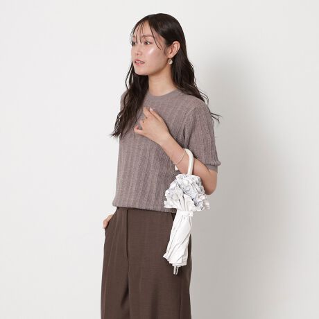 [^:2211312134-51]uhV{łNUe[|CgɁAtŉ炵fUCBVvłȂ؂₩̂ACełBy|[ & W[iPAUL & JOE ACCESSOIRESjz|[ & W[fUCi[łSophie肪fUC͊ŁAPARy݁Aɂ͕߂ȂC[WuhłBfUČ́ANGC^[łȂełAłޏ̓BRZvgɁgACCESSIBLE LUXURY(ɓ͂ґ)hfƂAÂǂ̃gŉ݂̂fBe[A㕗ɎdグĂ̂łB