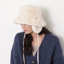 ポールアンドジョーアクセソワ(PAUL & JOE ACCESSOIRES)の耳当て付き ファーバケットハット イヤーフラップ 紐付き 無地 ロゴチャーム付き