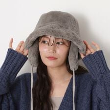 ポールアンドジョーアクセソワ(PAUL & JOE ACCESSOIRES)の耳当て付き ファーバケットハット イヤーフラップ 紐付き 無地 ロゴチャーム付き