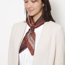 フルラ(FURLA)の【日本製】シルクスカーフ 65×65cm 箔プリント ロゴ カラーブロック UV