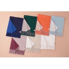 フルラ(FURLA)のカシミヤ100％紡毛厚手マフラー 30×180cm リバーシブル 無地 ロゴレザーネーム付き