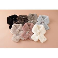 フルラ(FURLA)のベルト付きフェイクファーマフラー 13×88cm アーチロゴチャーム付き