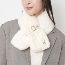 フルラ(FURLA)のベルト付きフェイクファーマフラー 13×88cm アーチロゴチャーム付き