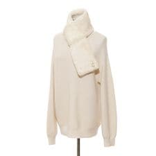 フルラ(FURLA)の【洗える】片通しフェイクファーマフラー 11×82cm アーチロゴチャーム付き