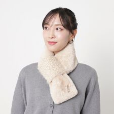 フルラ(FURLA)の【洗える】片通しフェイクファーマフラー 11×82cm アーチロゴチャーム付き