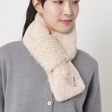 フルラ(FURLA)の【洗える】片通しフェイクファーマフラー 11×82cm アーチロゴチャーム付き