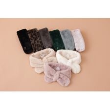 フルラ(FURLA)の【洗える】リボン風フェイクファーマフラー 8×76cm アーチロゴチャーム付き