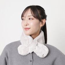 フルラ(FURLA)の【洗える】リボン風フェイクファーマフラー 8×76cm アーチロゴチャーム付き