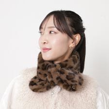 フルラ(FURLA)の【洗える】リボン風フェイクファーマフラー 8×76cm アーチロゴチャーム付き