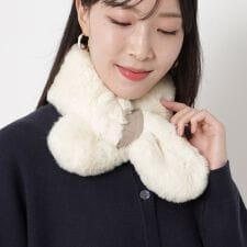 フルラ(FURLA)のレザーロゴ付きリボン風フェイクファーマフラー 7×76cm