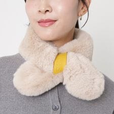 フルラ(FURLA)のレザーロゴ付きリボン風フェイクファーマフラー 7×76cm