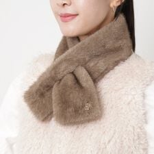 フルラ(FURLA)の【洗える】コンパクトフェイクファーマフラー 7×76cm アーチロゴチャーム付き