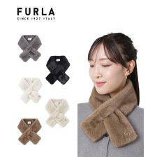 フルラ(FURLA)の【洗える】コンパクトフェイクファーマフラー 7×76cm アーチロゴチャーム付き