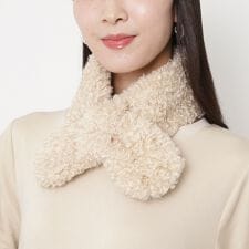 フルラ(FURLA)の【洗える】リボン風フェイクファーマフラー 8×76cm アーチロゴチャーム付き