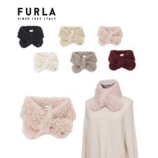 フルラ(FURLA)の【洗える】リボン風フェイクファーマフラー 8×76cm アーチロゴチャーム付き