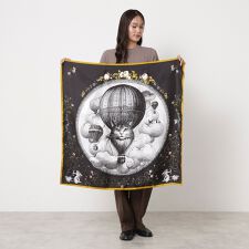 ポールアンドジョーアクセソワ(PAUL & JOE ACCESSOIRES)の【洗える】シルクスカーフ 88×88cm 猫柄 ロゴ UV